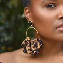 Load image into Gallery viewer, Leopard Print Petal Decor Earrings