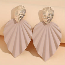 Load image into Gallery viewer, VINTAGE LEAF EARRINGS